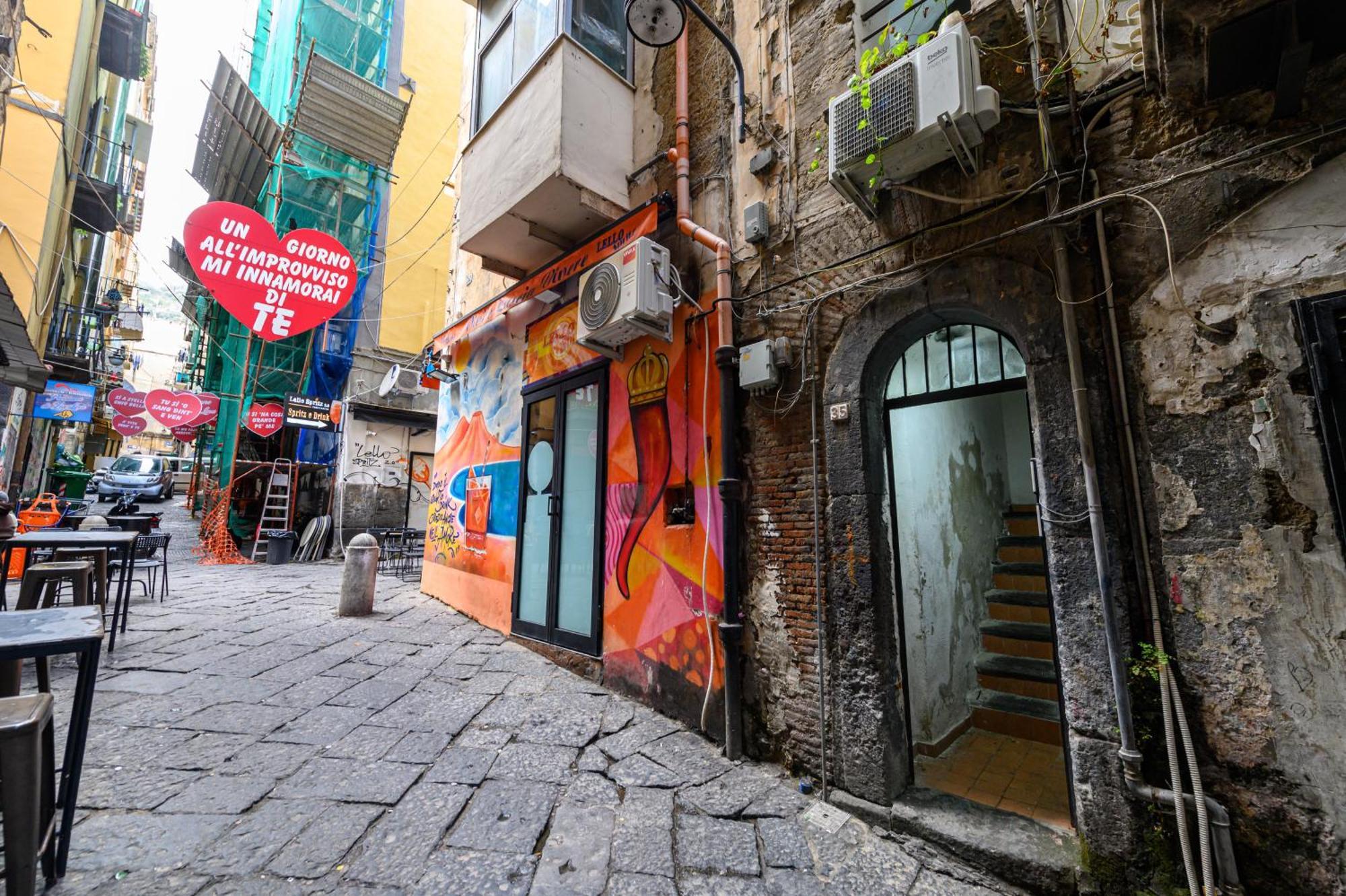 Apartment Murales In Bed Spagnoli Naples